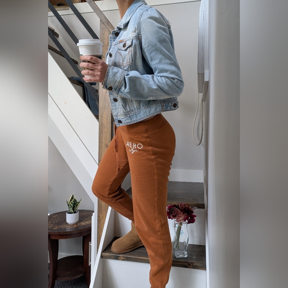 🧥 Hollister Lightwash Distressed Denim Trucker Jacket (like new) Sustainable - Picture 2 of 12